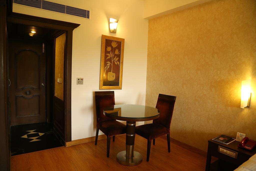 Hotel Park Grand Chandīgarh Extérieur photo