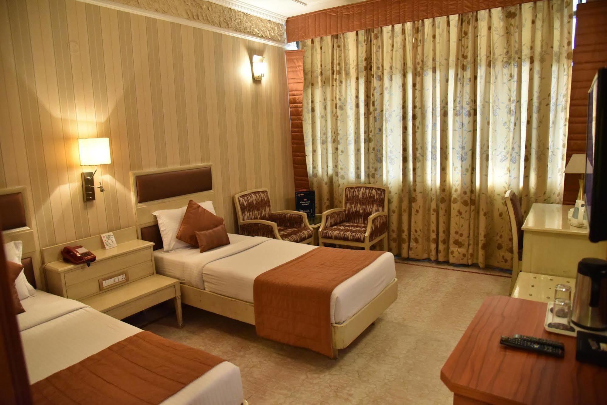 Hotel Park Grand Chandīgarh Extérieur photo