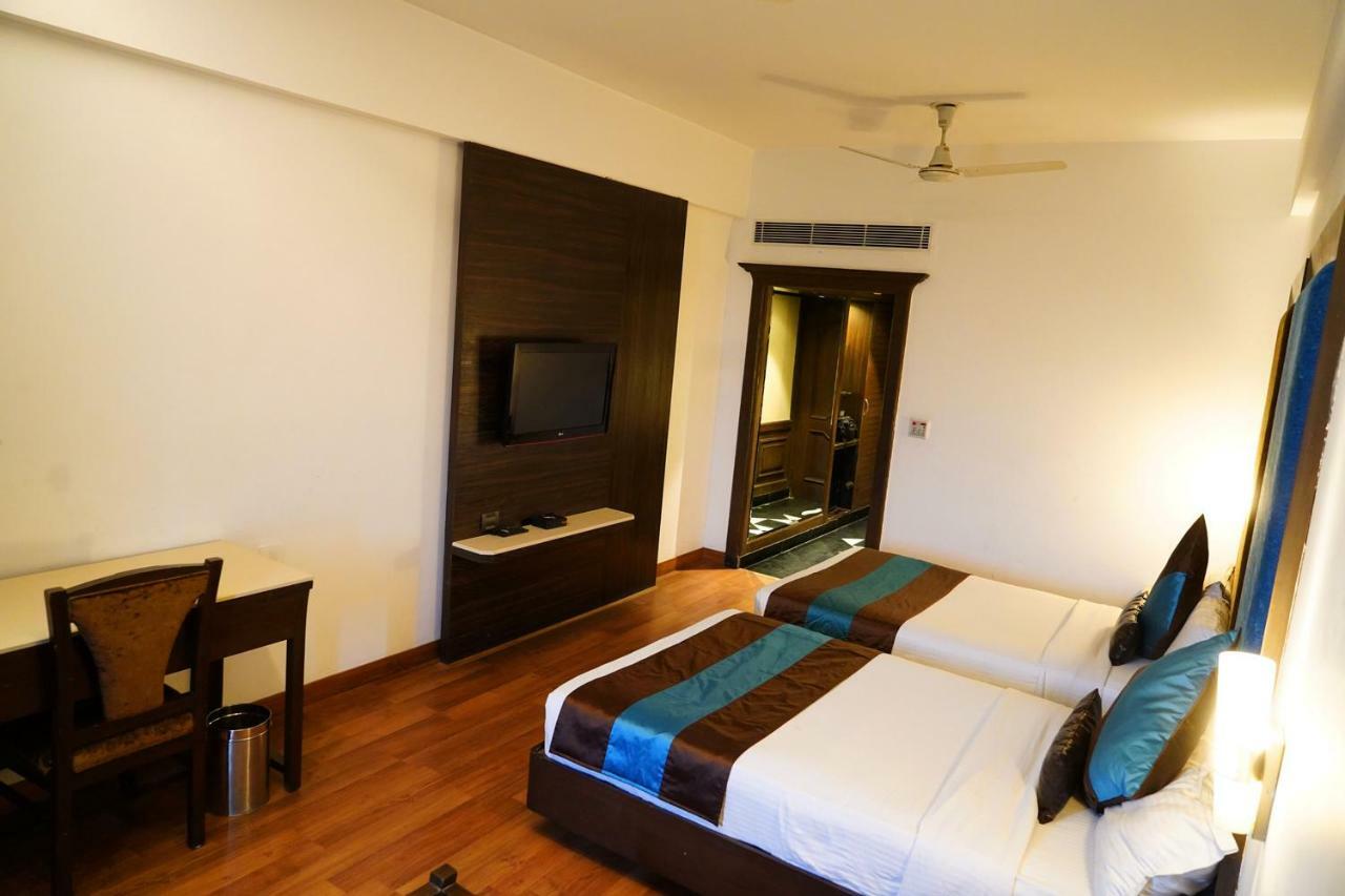 Hotel Park Grand Chandīgarh Extérieur photo